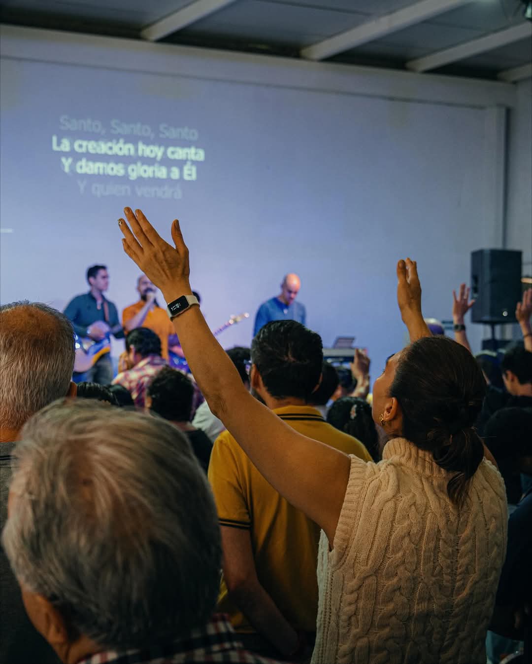 Adoración con manos levantadas